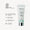 En hvit tube med Green People Firming Vitamin C Eye Serum vist ved siden av økologiske sertifiseringslogoer og ikoner for nøkkelingredienser.
