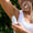 Kvinne som påfører Green People Aloe Vera & Prebiotics Deodorant, med merket «Dermatologisk testet».