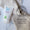 Et rør med Organic Babies Baby Wash & Shampoo Lavendel hviler på et beige linstoff sammen med et "Dermatologisk Testet"-segl.