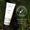 En hvit tube Green People Scent Free Shower Gel 200 ml på frodig grønn mose, ved siden av et dermatologisk testet-stempel.