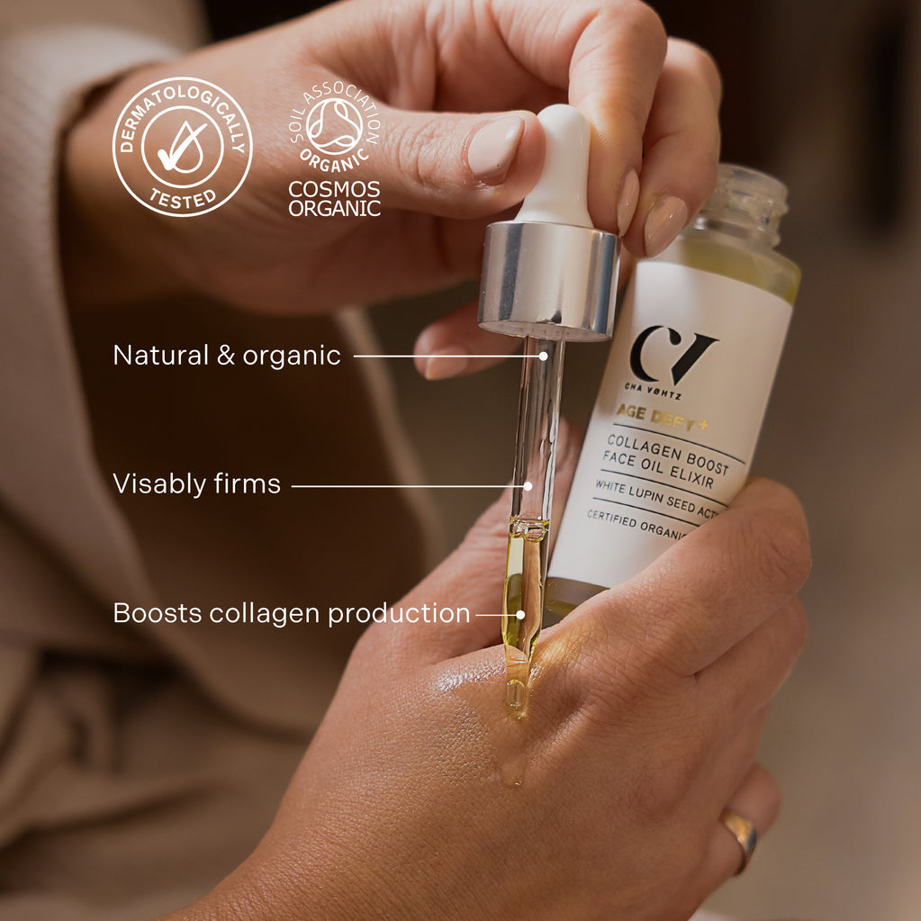 Hender bruker glatt pipette til å påføre gullfarget Age Defy+ Collagen Boost ansiktsolje eliksir på huden.