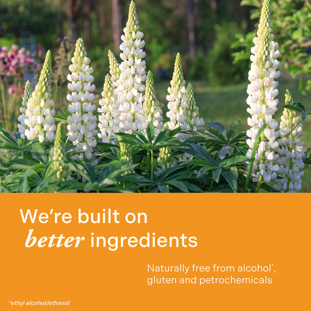 Blomstrende hvite lupiner med oransje banner som fremhever naturlige ingredienser for Age Defy+ Collagen Boost ansiktsolje-eliksir.