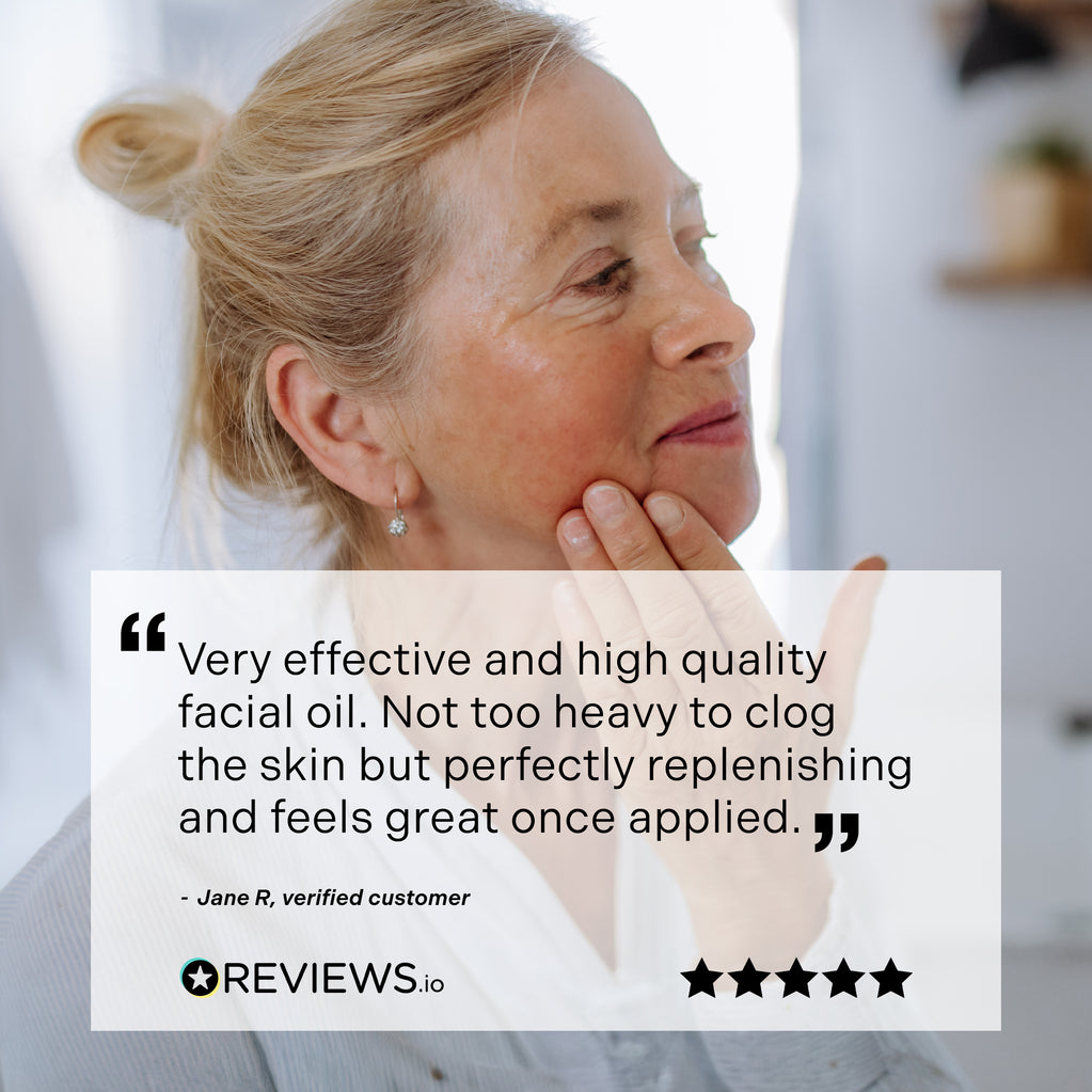 En smilende, moden kvinne som berører sin glødende hud ved siden av en 5-stjerners anmeldelse for Age Defy+ Collagen Boost Face Oil Elixir.
